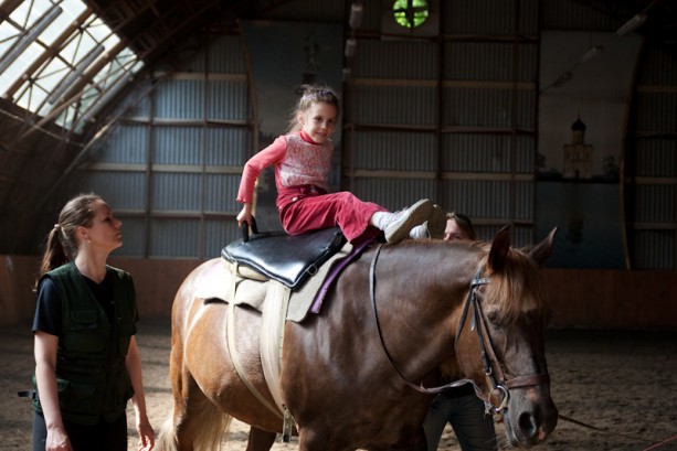 Иппотерапия и другие методы, использующие лошадей в развитии, адаптации и социализации детей с РАС