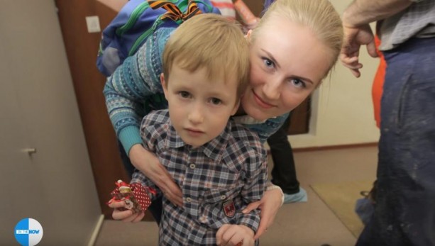 Зрители Russia Today собрали более 400 тыс. рублей для помощи детям с аутизмом .