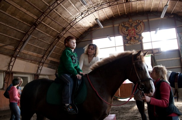 Иппотерапия и другие методы, использующие лошадей в развитии, адаптации и социализации детей с РАС