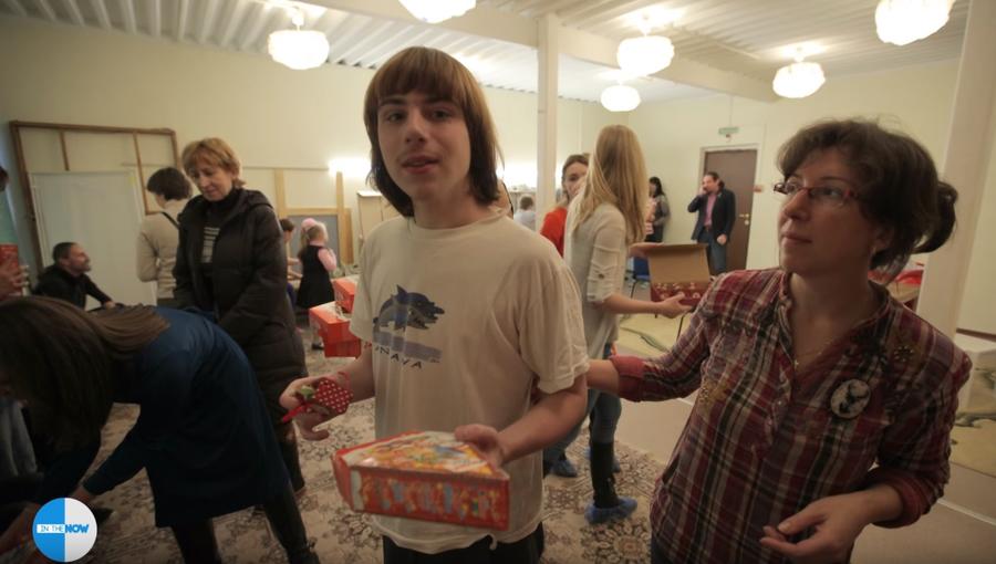 Зрители Russia Today собрали более 400 тыс. рублей для помощи детям с аутизмом .