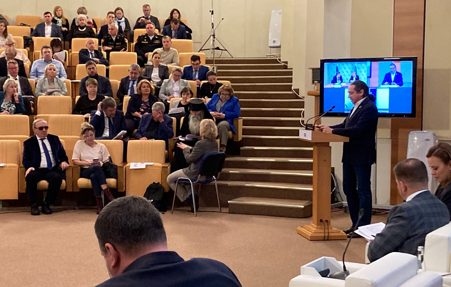 НА ТРИБУНЕ ПАРЛАМЕНТА И НА ТЕЛЕЭКРАНЕ